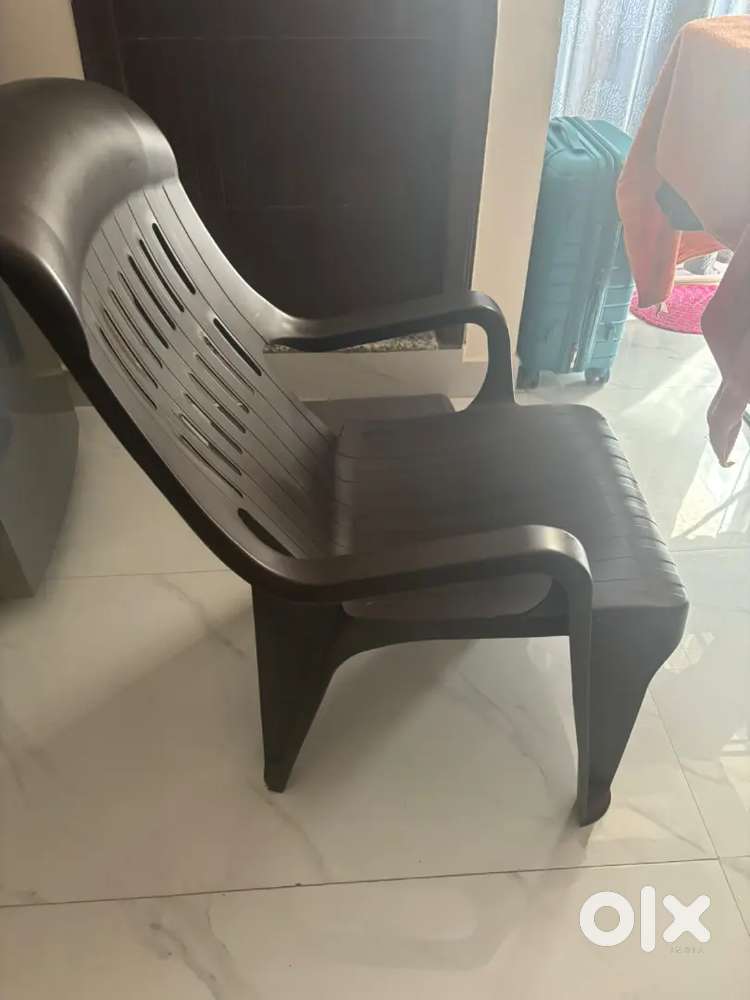 Comfort Plastic Relaxed Arm Chair