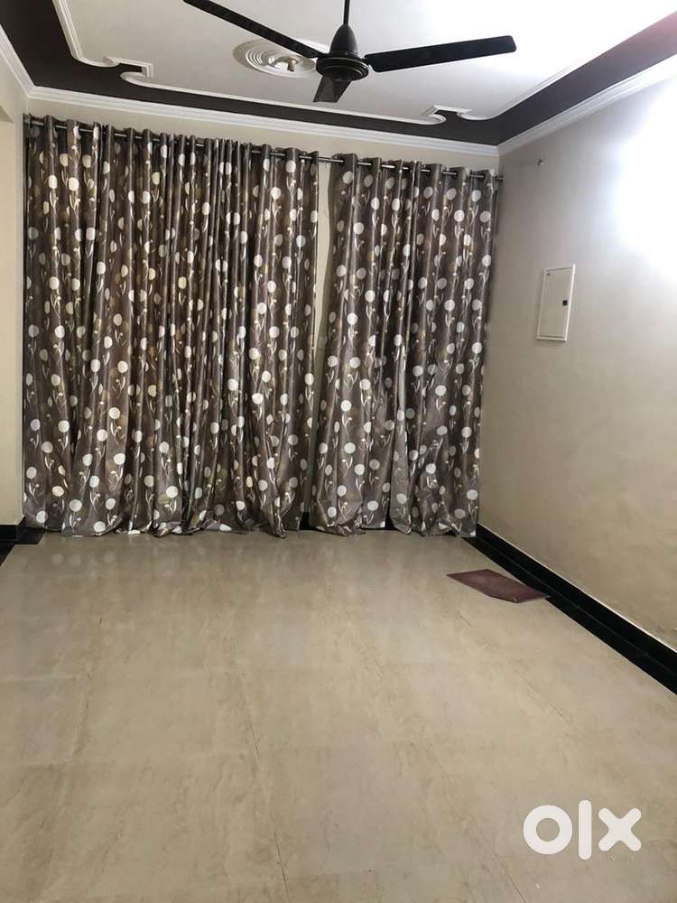 Semi furnished 3bhk flat including Fans , Gyser,gas stove