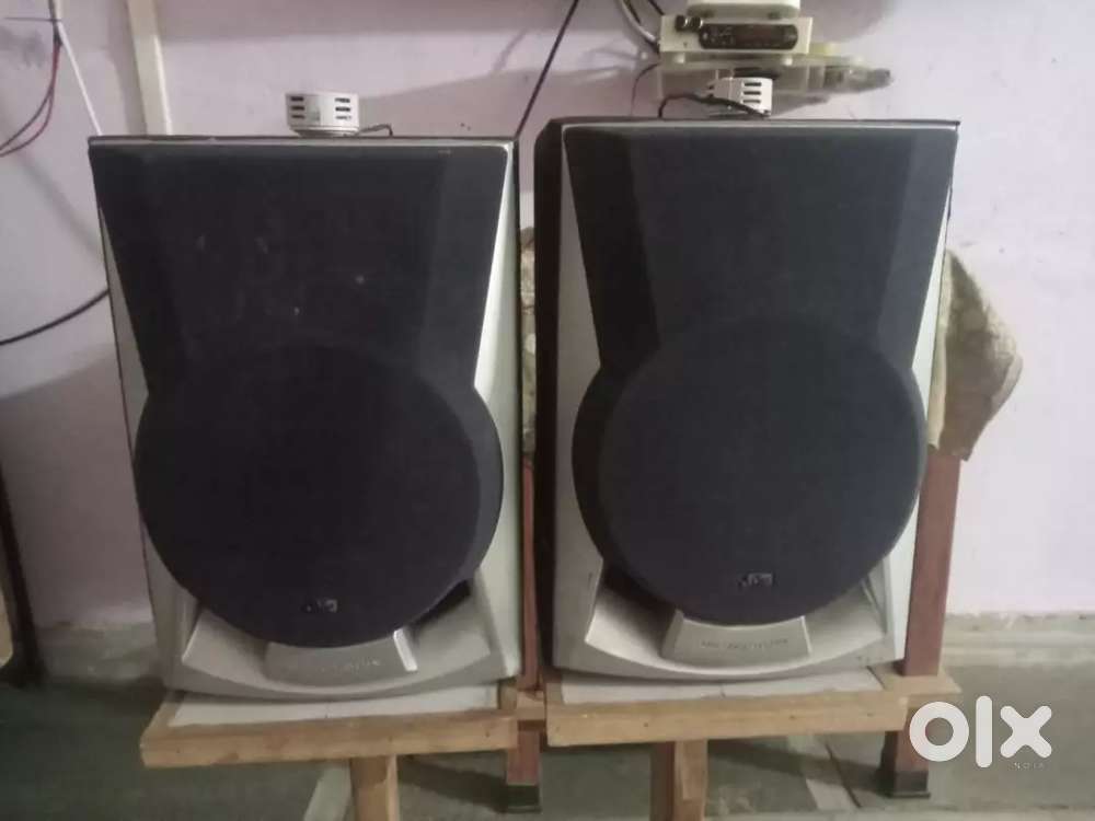 Jvc 3 way bokshelf speaker made in Tokyo japan.