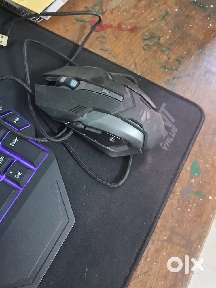 1 condenser microphone rgb, 2 rgb Keyboards and 1 mouse