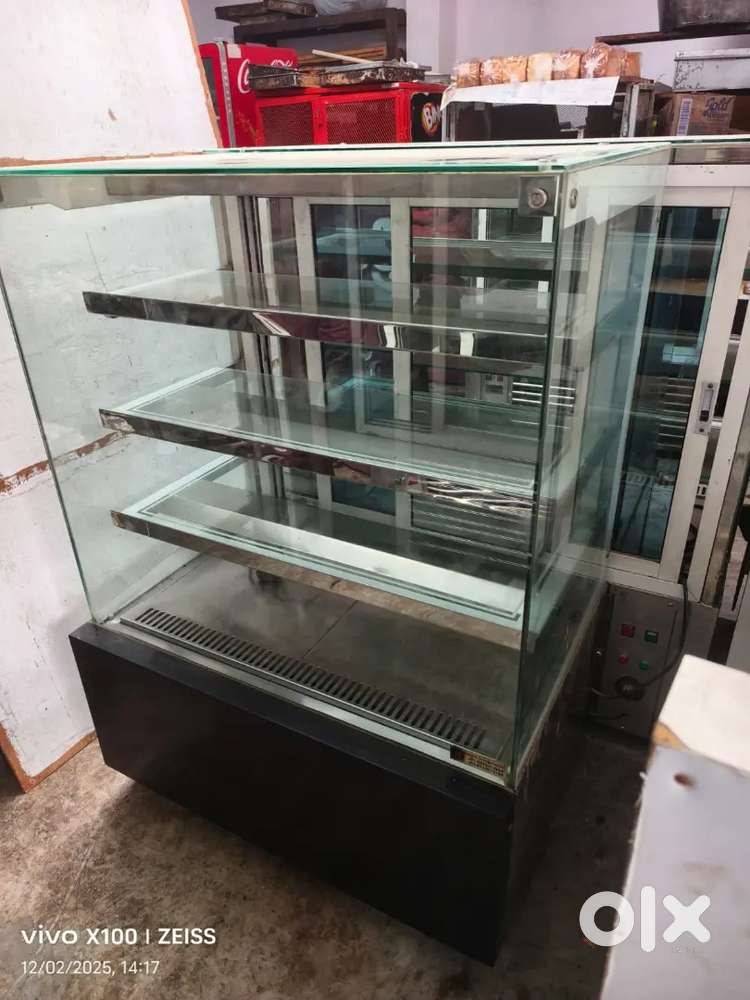 Bakary show case     cold.  Hot