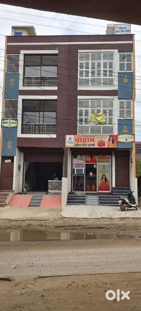 Floor available for shop or office