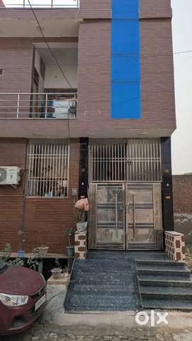 Well build up and beautiful house in 100 gaj