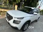 Hyundai venue  smt 1.2 kappa model hai. White colour interior topedcar