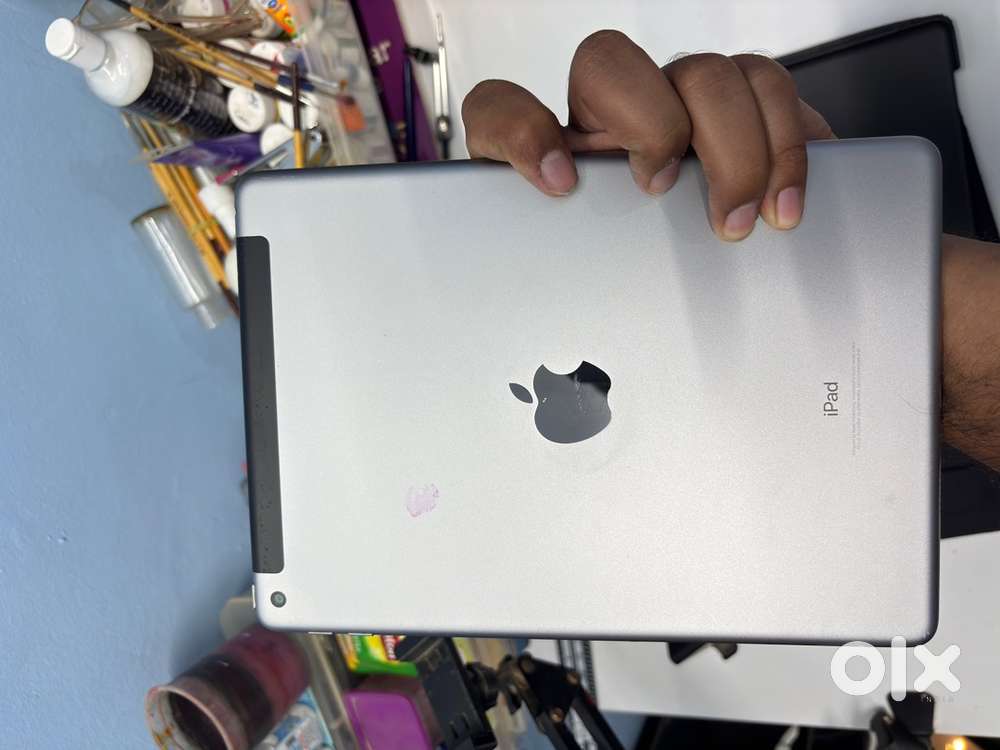 Apple iPad 6th Gen 128GB  WiFi + SIM(4G)  Excellent Condition