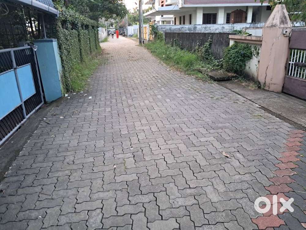 7.2 cents House plot in a gated community in Kadavanthra.