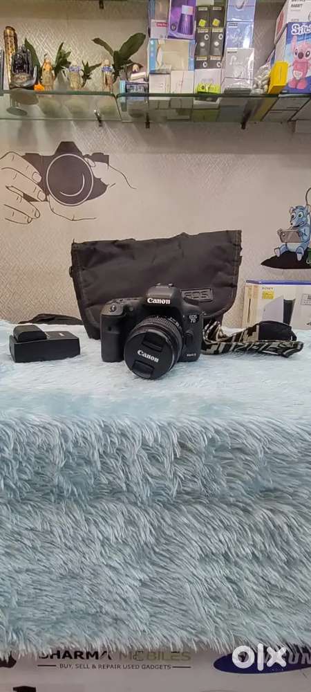 Canon EOS 7D mark ii dslr camera good condition with bag strap