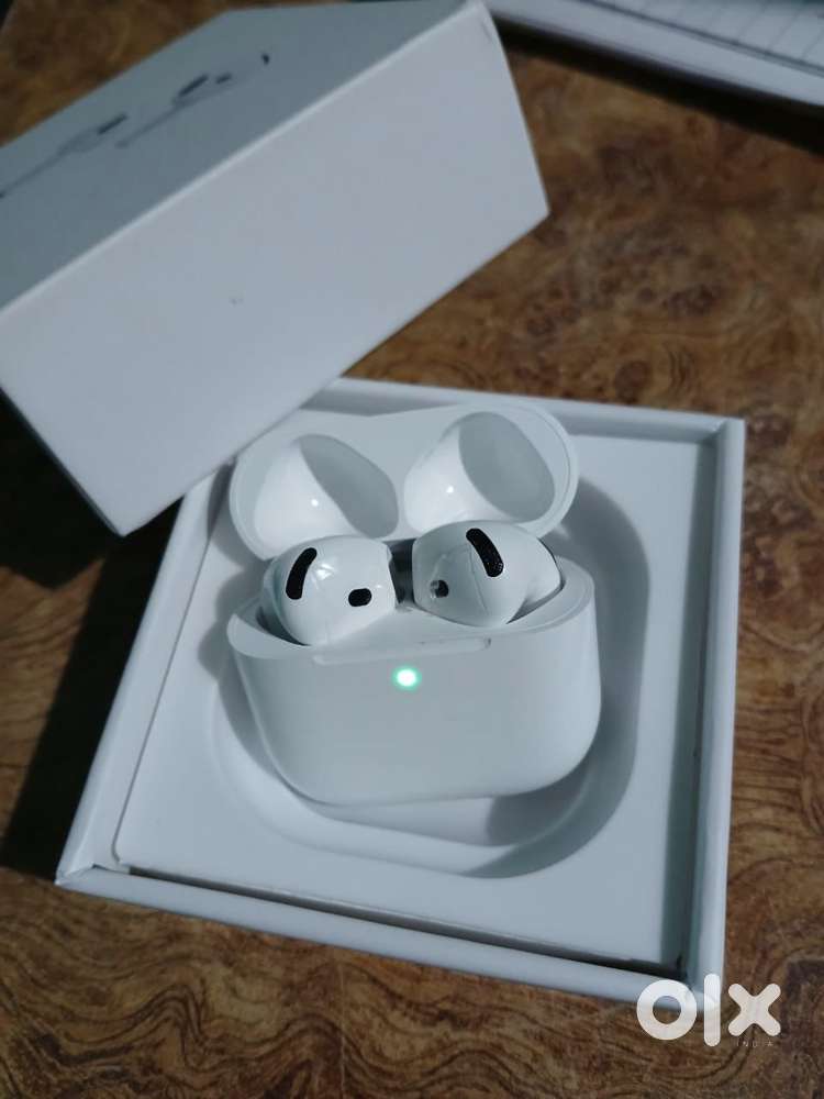Airpods 4 with ANC, compatible charging case