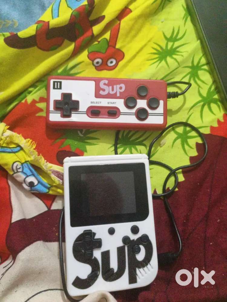 Multiplayer game console