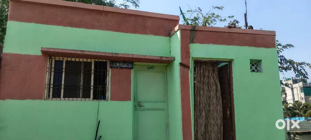 3 room  1 kitchen 2washroom indian + kamot.  1bathroom + store room