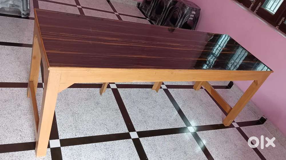 2x6 feet well furnished Table