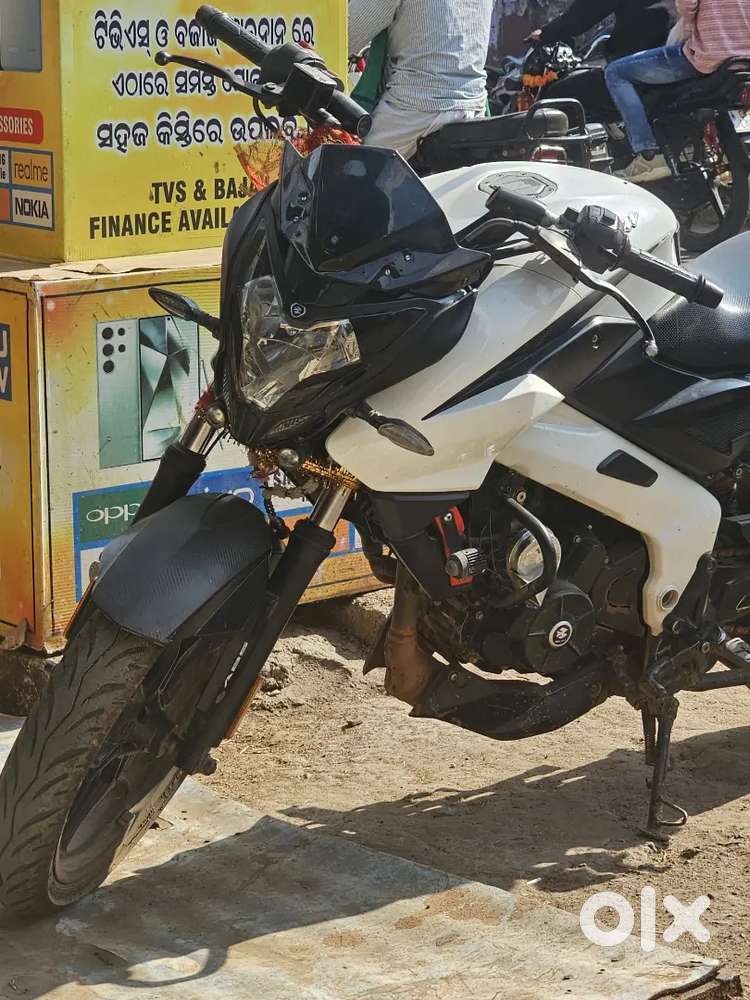 White color ns200 bs 6