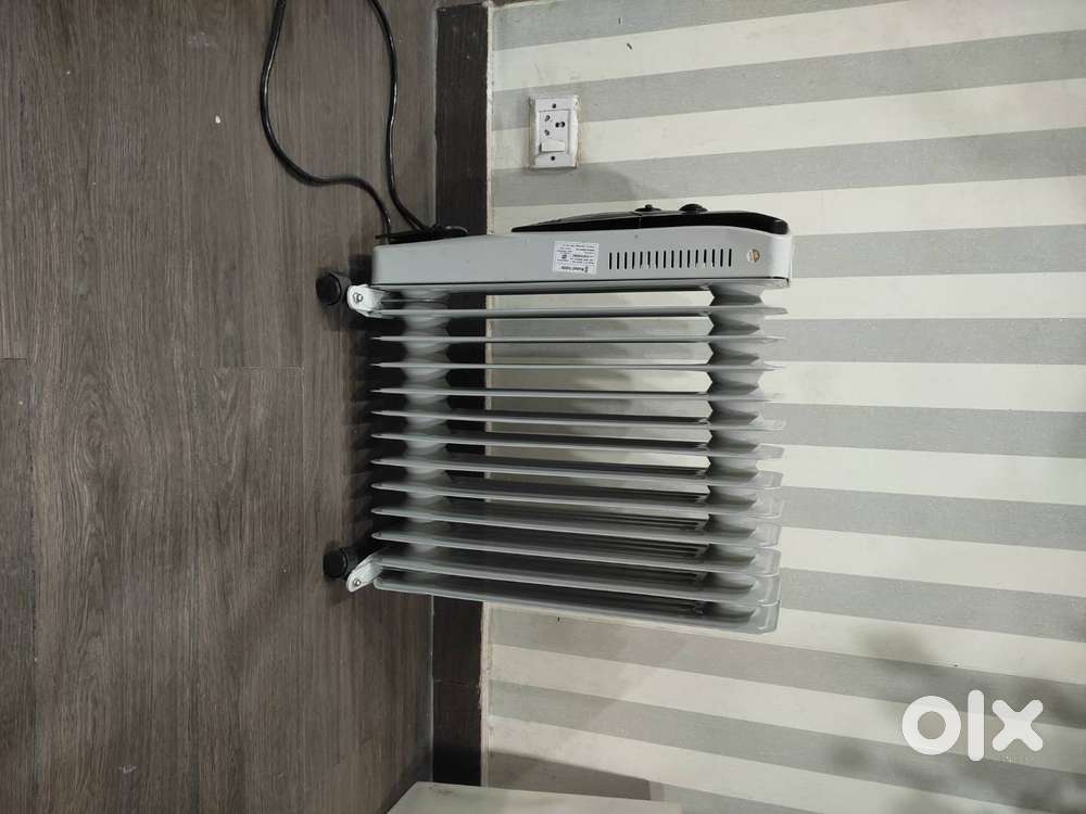 Russell Hobbs ROR13F 2900W Oil Filled Radiator Room Heater with 13 Fin