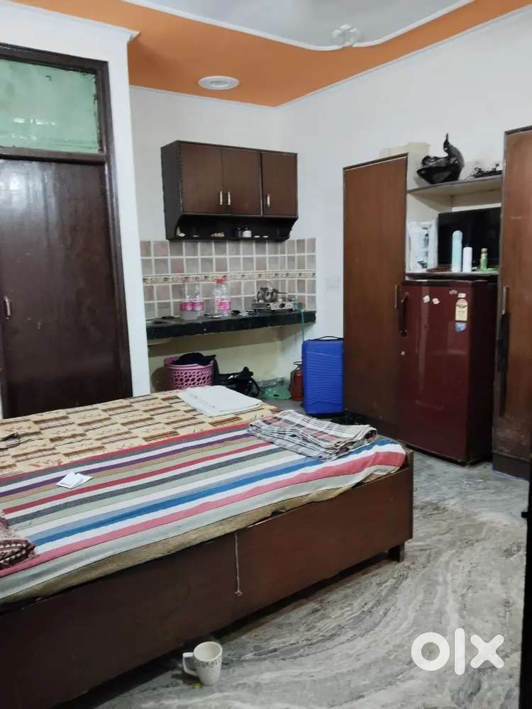 Need roommate in U block