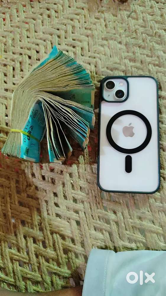 I phone 13 box Avlebal hai aal ok batrry helth 79% aal warking