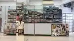 2 garls helpers cahhiye showroom