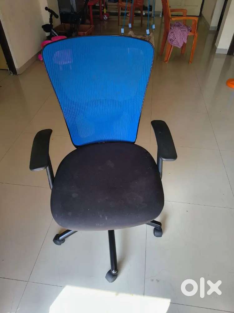 Office Chair and 2 Plastic Chairs