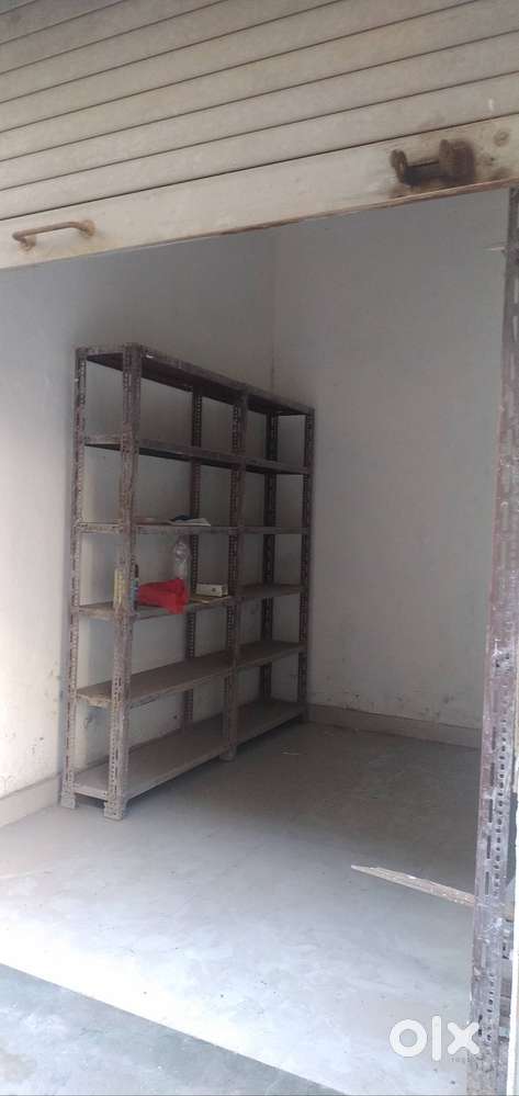 OWNERSHIP SHOP IN GRANTROAD EAST