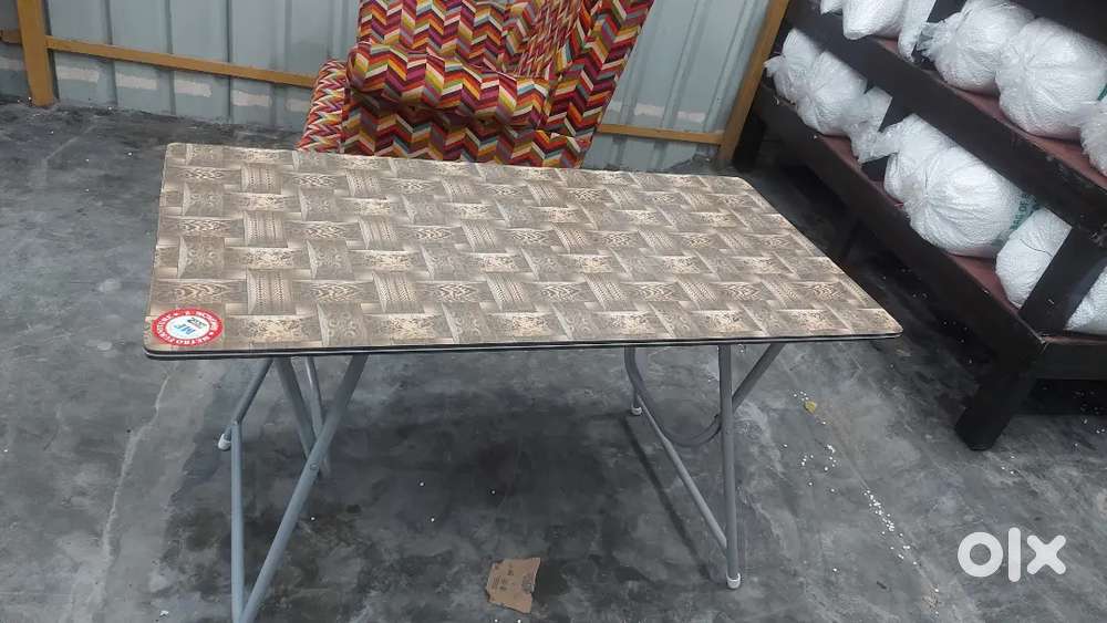 Brand new 4 feet foldable table at factory price
