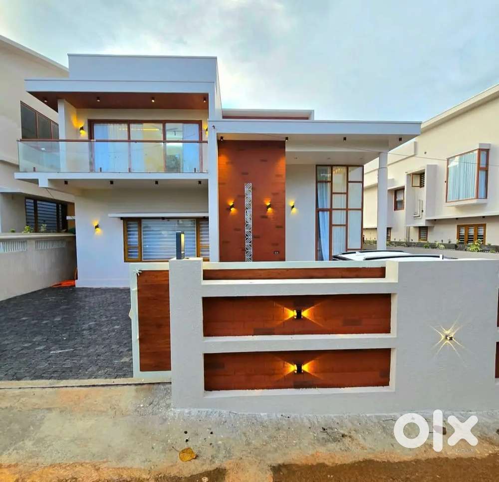 6.2CENT KAKKANAD THENGOD VIKASAVANI 4BHK POSH VILLA