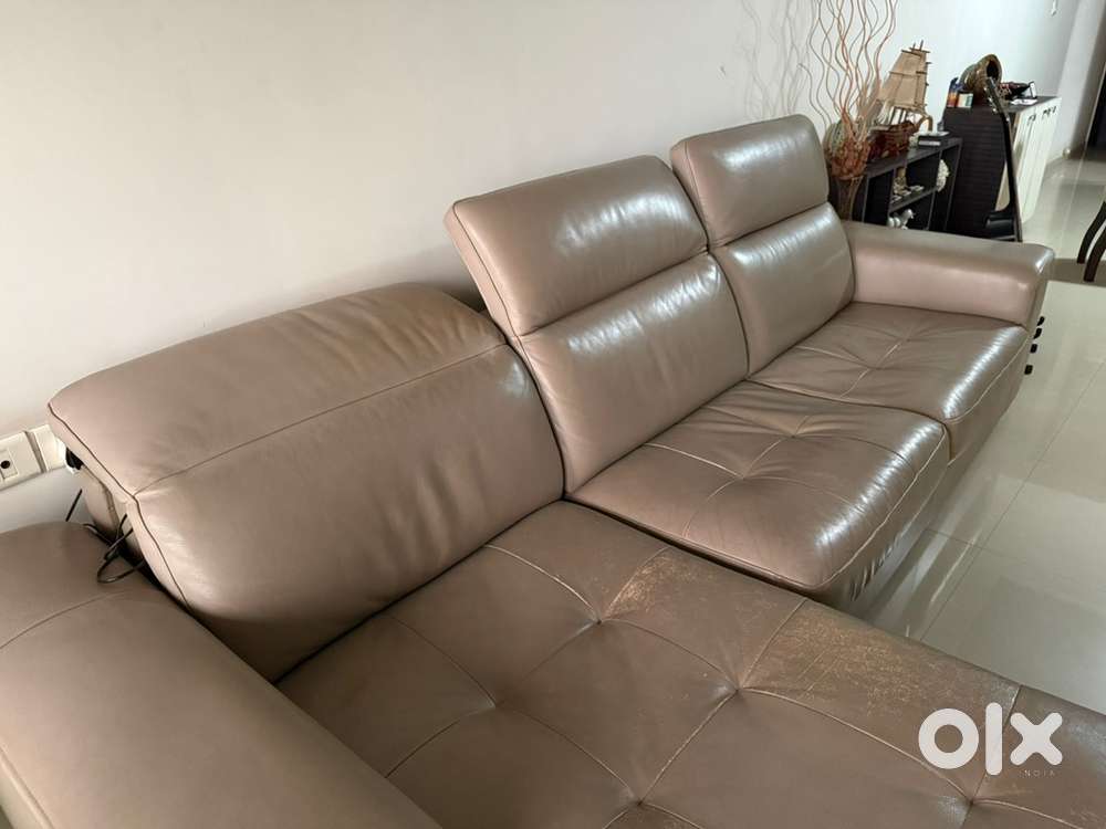 Electronically Reclinable Leather Loungue Sofa