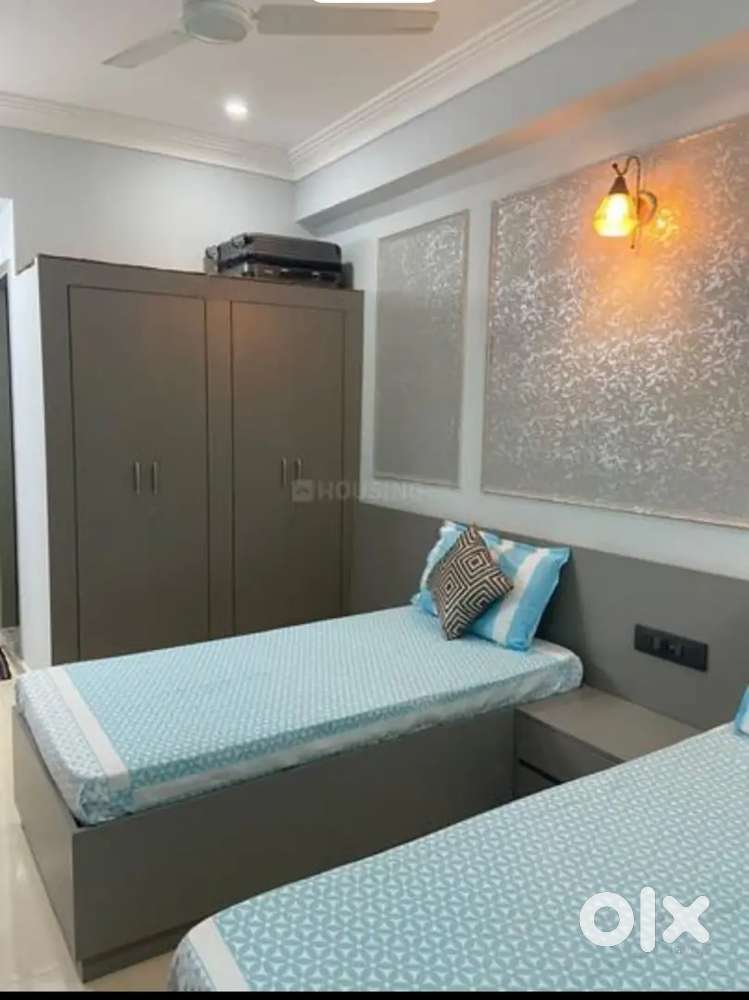 Girls pg near city centre metro station Noida