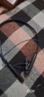 Very good condition wireless headphones  i need a argent money