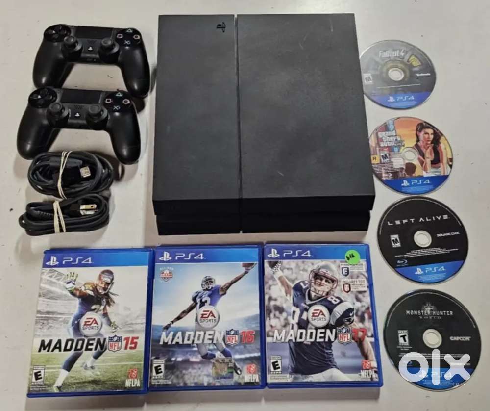 Sony PlayStation 4 500GB Black Console Bundle 2 Controllers 7 Games