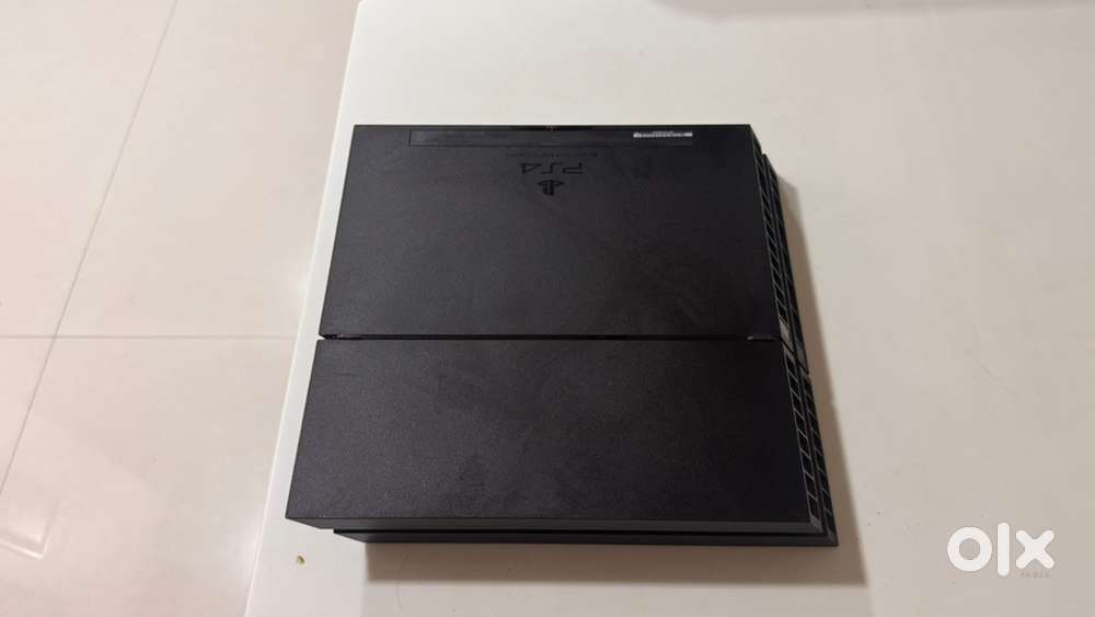 Used Playstaion 4 500 gb mint condition & 3 remotes