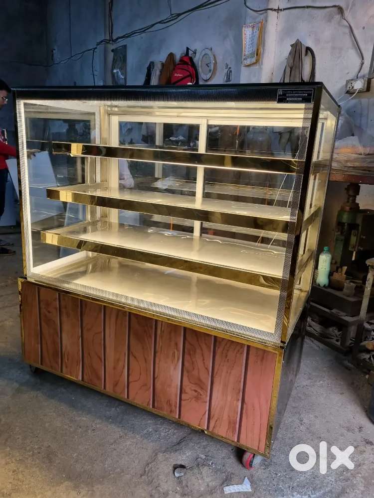 Display Counter For Cakes,Pastries And Sweets.