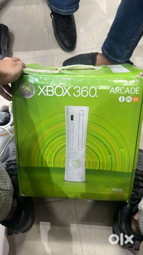 Microsoft Xbox 360 Arcade Game console with 2 Controller