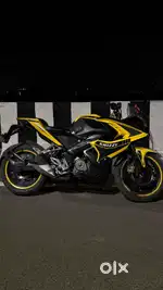 Pulsar Rs200 Yellow and Black customized
