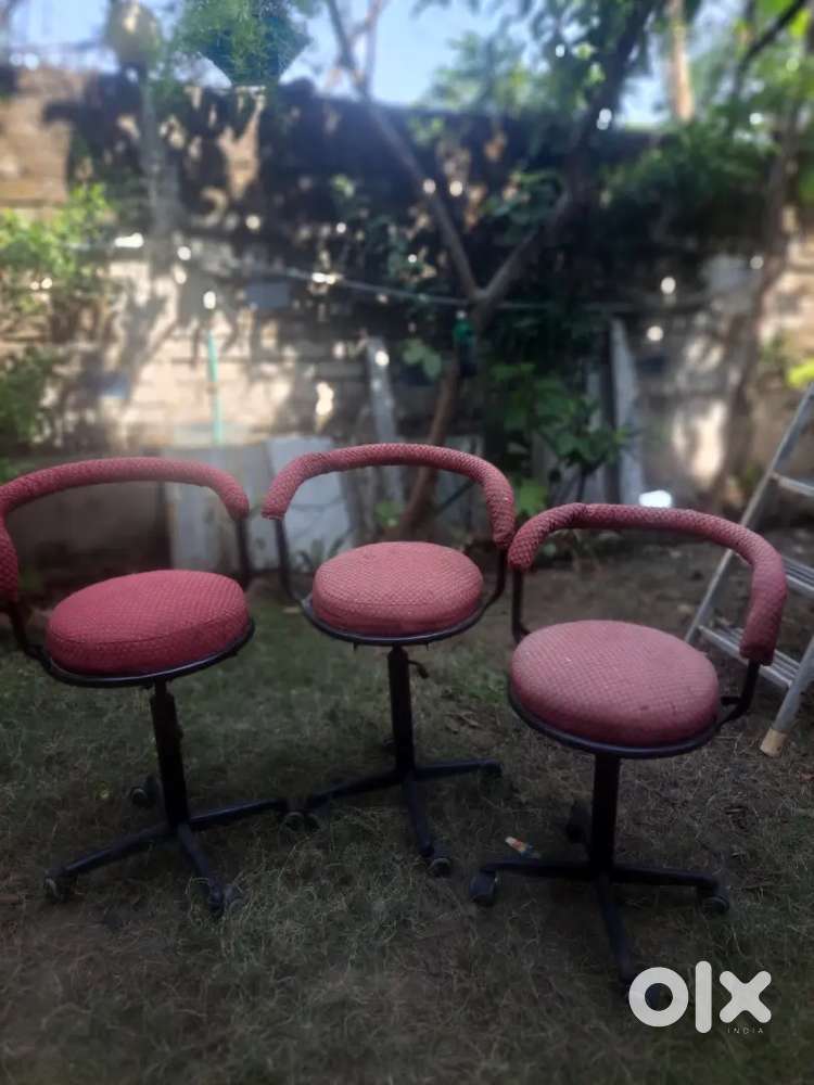 3 ROUNDING OFFICE CHAIR & CENTERE TABLE
