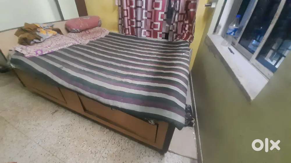 5×7 Box diwan bed in good condition