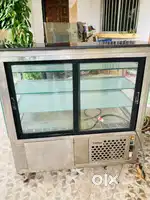 Cake display counter