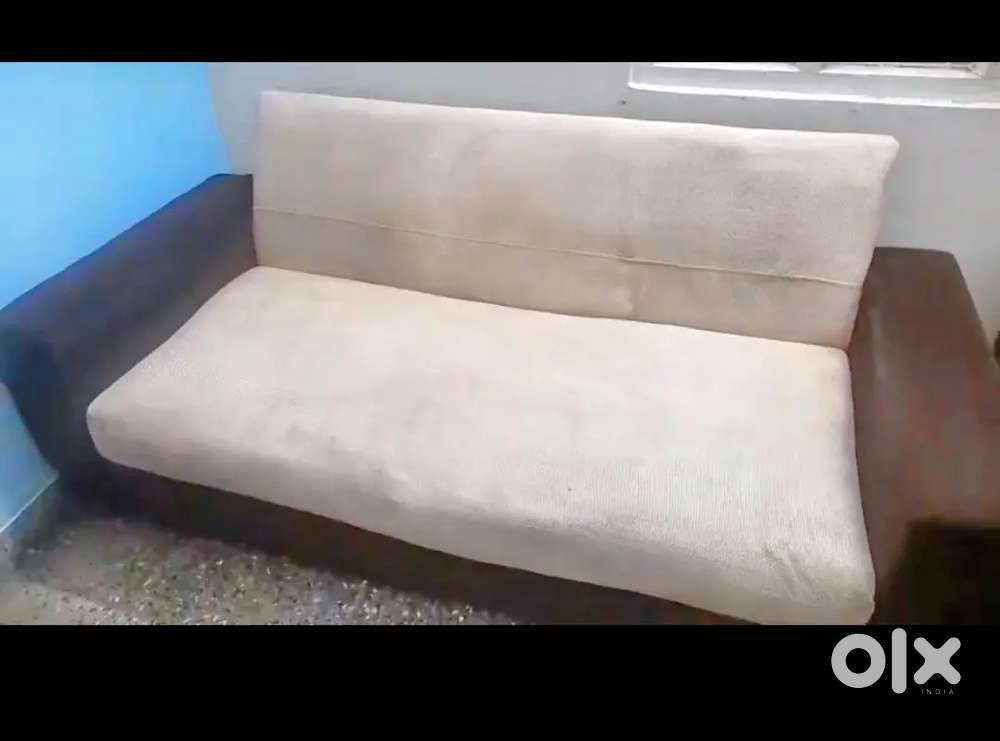 Sofa with 5 big cusions