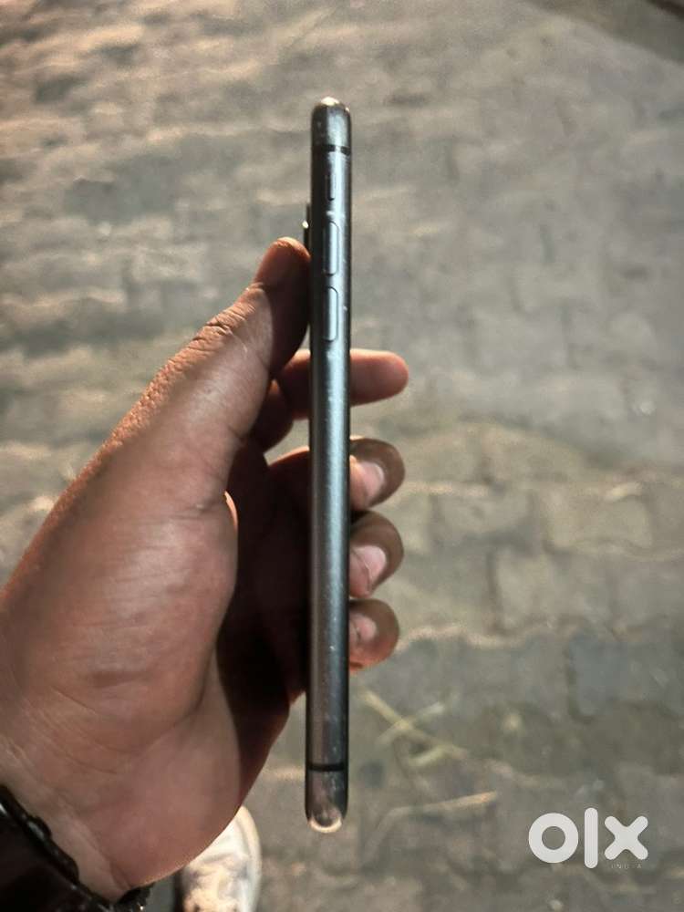 I phone 11 black colur storag 128  screen damage call spekr not work
