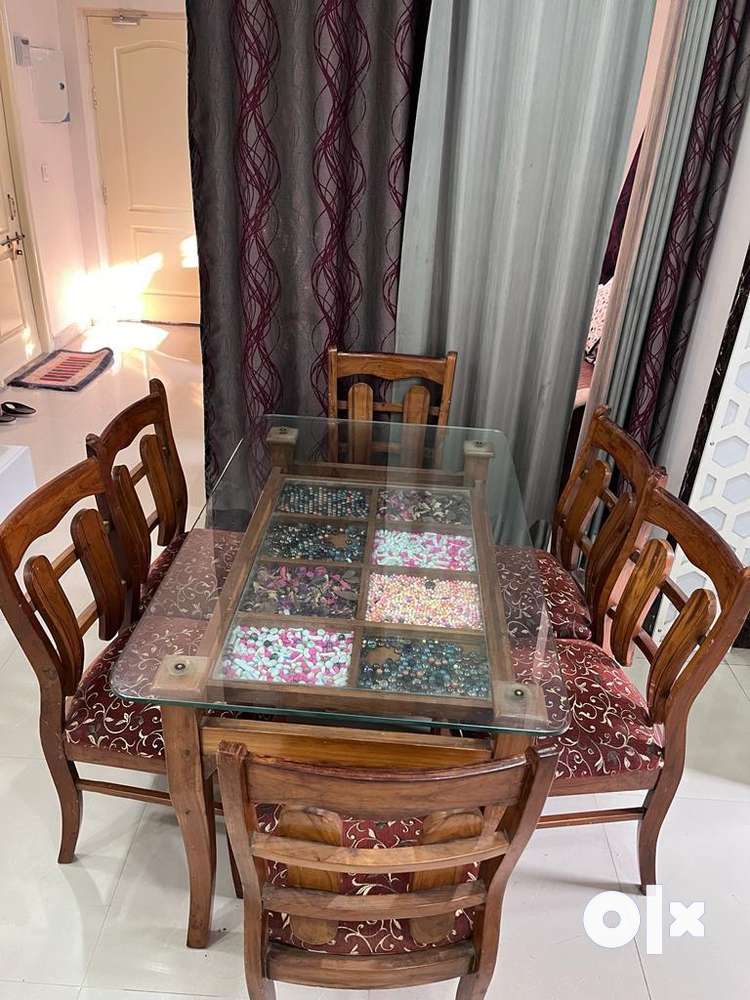 6 Seater Dining table with Dual Glass top in exellent condition