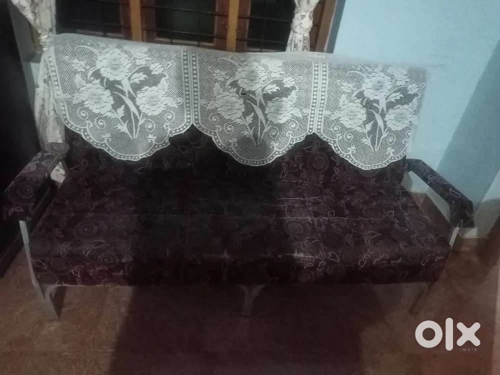 METAL 5 -- SEATER  SOFA WITH PRINTED CUSHION