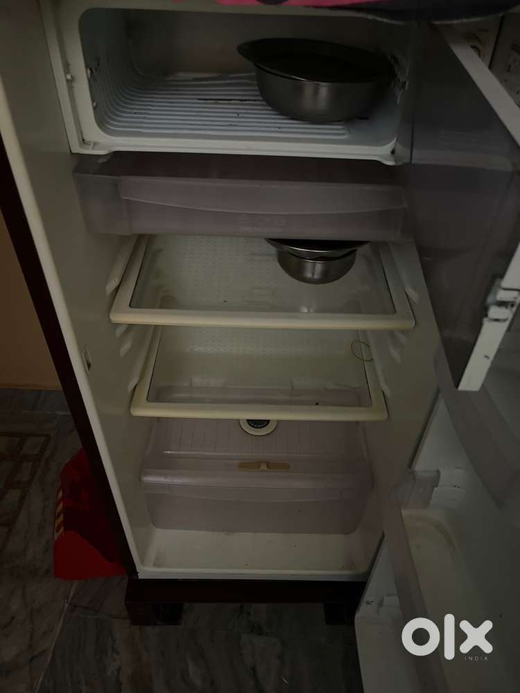 Fridge bechna h jo fully working condition me hai