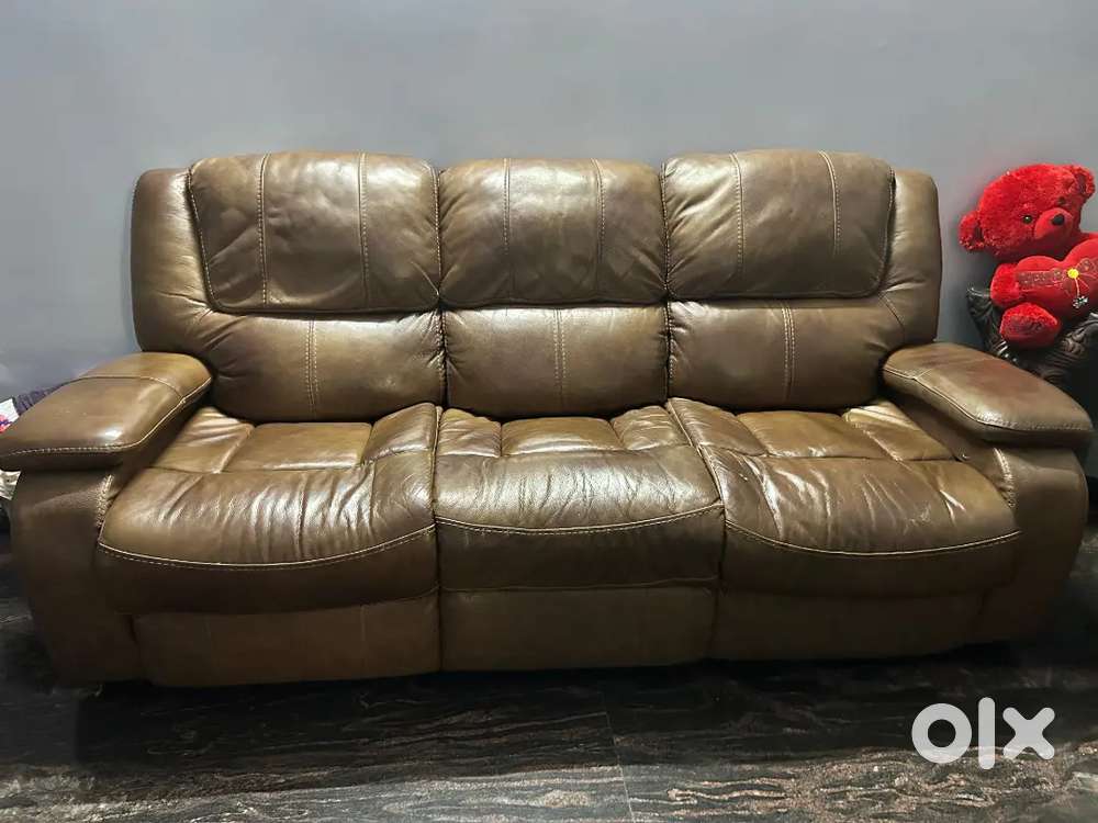 Urgent Sale! Luxury Royal Oak Leather Recliner Sofa -Priced to Sell!