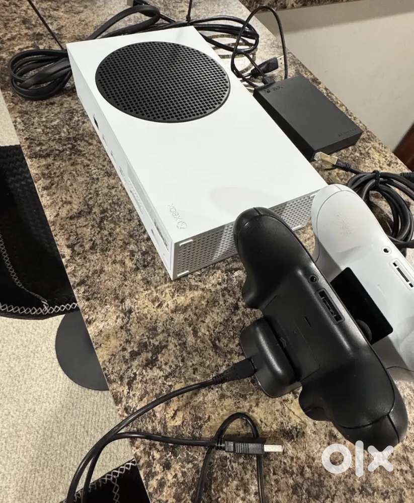 Xbox Series S 512GB Console Bundle + 4TB Seagate Game Drive