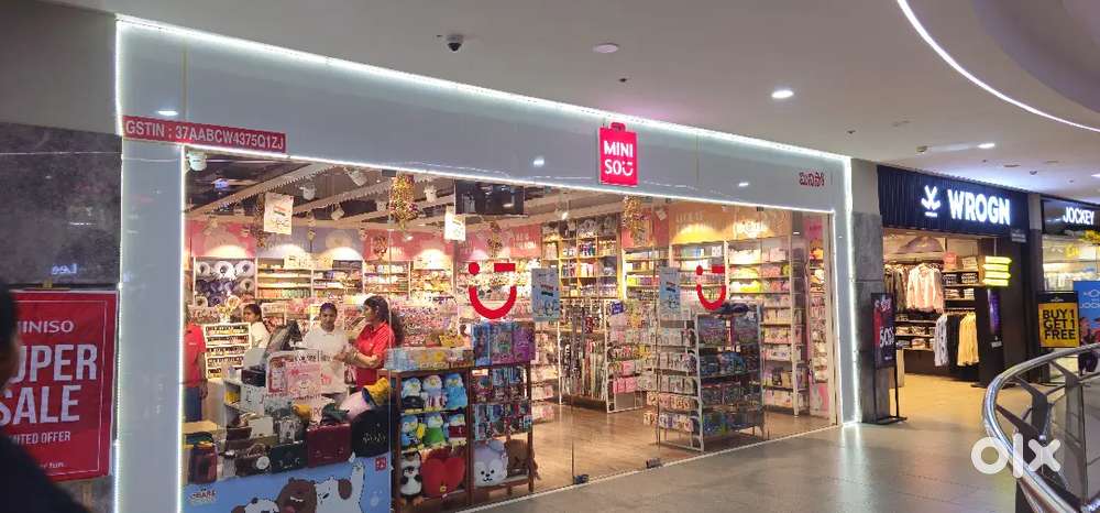 Wanted girl staff SRMT mall