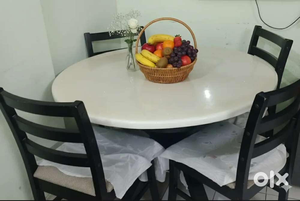 Beauty dining table