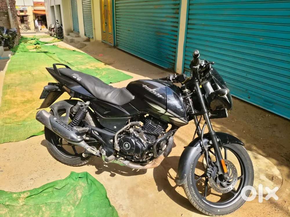 PULSAR 125  NEON BLACK