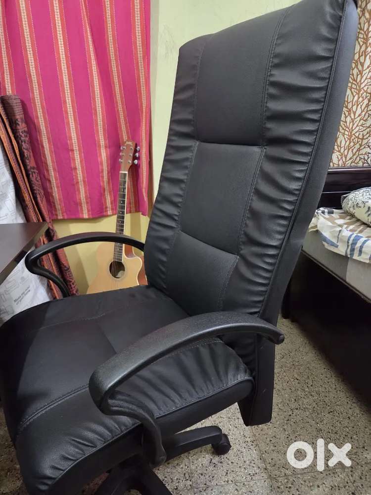 Monitor + Office table + High chair