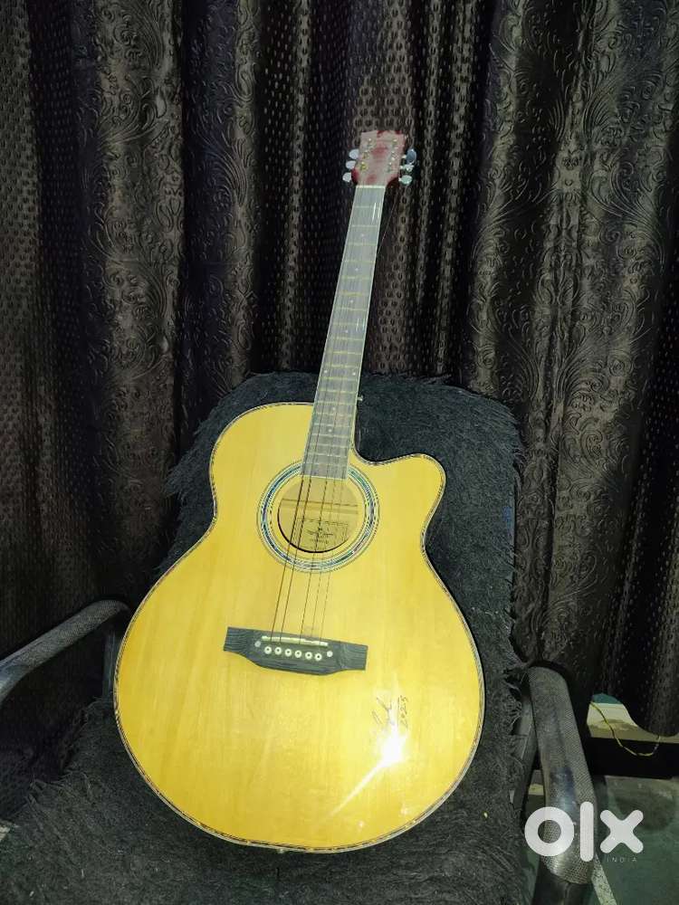 ACOUSTIC GUITAR