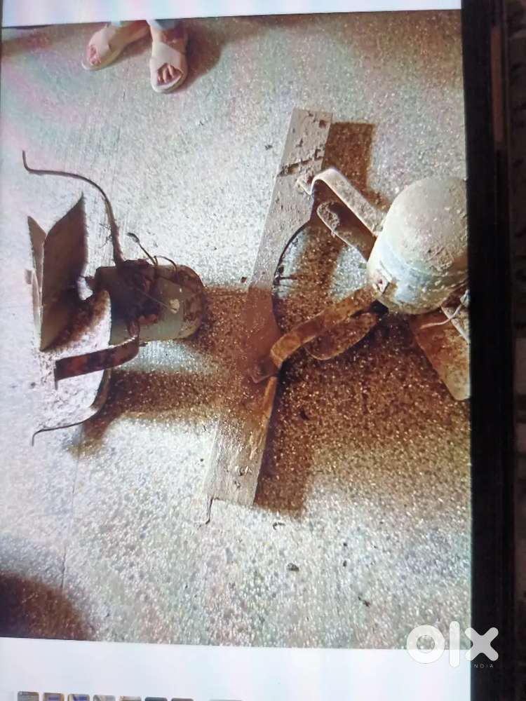 Two exhaust fan, एक 2*6 का लकड़ी का तखत भी है