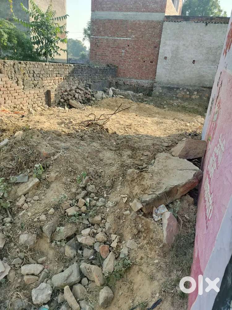 मैन रोड पर जमीन बिकाऊ है। 92 गज (18*46)संपर्क छियानवे 94 चालीस 48 78