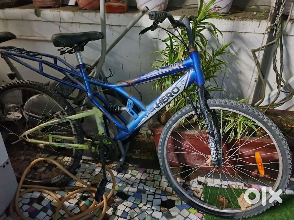 Cycle with helmet and pump